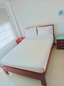 een bed in een kleine kamer met bij Stay In Bogota in Bogota
