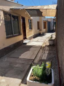 une rue vide avec un bâtiment et un local dans l'établissement Mendos GC Rivadavia DTO 2, à Mendoza