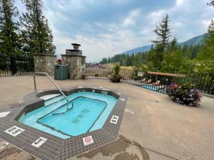 a small swimming pool in the middle of a yard at Snow Creek Lodge by Fernie Central Reservations in Fernie