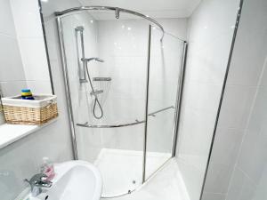 ペイズリーにあるA Spacious Flat with Character - Private Car Spaceのシャワー、トイレ、洗面台を備えたバスルーム +35枚の写真