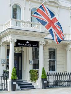 una bandiera britannica battente di fronte a un edificio di The Queens Gate Hotel a Londra