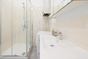 ein Badezimmer mit zwei Waschbecken und einer Dusche in der Unterkunft Charming Apartment near Center in Wien + 10 Fotos