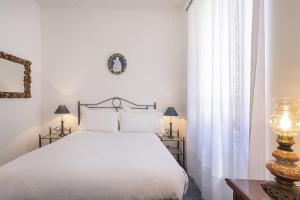 Habitación blanca con cama y ventana en Uno Scorcio sul Mare by Wonderful Italy, en Santa Margherita Ligure