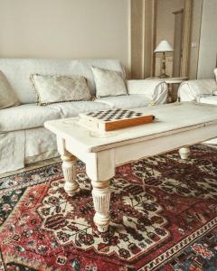 パドヴァにあるCasa Camilla Cityのテーブルとソファのあるリビングルーム