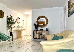 uma sala de estar com um sofá e um espelho em Modern apartment on the beach with pool em Calpe