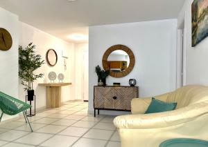 Гостиная зона в Modern apartment on the beach with pool