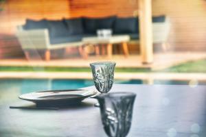 due bicchieri seduti sopra un tavolo di Theme - Taghazout - Luxury villa - 10 Px a Taghazout