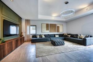 sala de estar con sofá y TV de pantalla plana en Theme - Taghazout - Luxury villa - 10 Px, en Taghazout