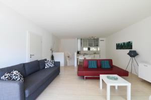 卡斯拉諾的住宿－The Minimal House & SPA，客厅配有沙发和桌子