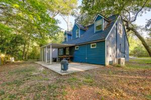 une maison bleue avec une cour devant elle dans l'établissement Pet-Friendly Gainesville Vacation Rental with Patio!, à Gainesville