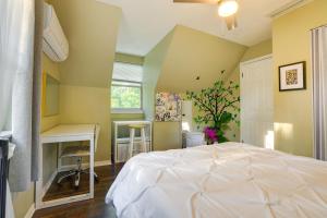 - une chambre avec un lit et un bureau dans l'établissement Pet-Friendly Gainesville Vacation Rental with Patio!, à Gainesville