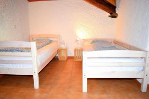 - une chambre avec 2 lits et 2 tables de chevet dans l'établissement Il Rustico 2, à Castel San Pietro