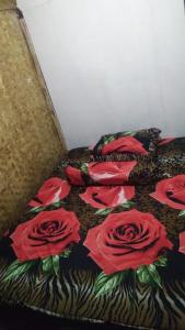ein Bett mit roten Rosen darüber in der Unterkunft Homestay hafizh in Pasirwangi