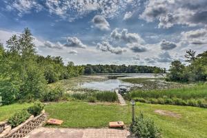 vistas a un río con árboles y nubes en el cielo en Private Family Lakefront Retreat with Beautiful View, en Spicer