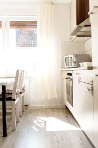una cucina con elettrodomestici bianchi, tavolo e finestra di in Dattenberg a Dattenberg