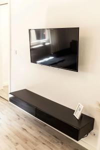una TV a schermo piatto appesa a un muro di in Dattenberg a Dattenberg