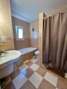 Koupelna v ubytování Casa Delfin! Large villa with private pool & mountain views