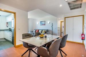 a dining room with a table and some chairs at Swiss Green Appartement Cosy et Spacieux in Quarteira