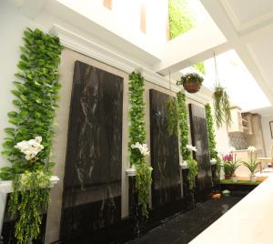 Nest Residence في جاكرتا: منزل به نباتات على الحائط