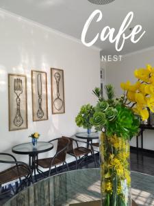 Um restaurante ou outro lugar para comer em Nest Residence