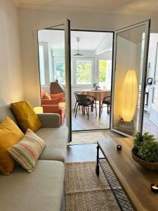 a living room with a couch and a table at Holibai, Curuxa, Tranquilidad En El Casco Histórico De Baiona in Baiona