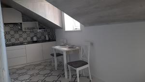 uma cozinha com mesa e cadeiras num quarto em Апартаменти - Історія з вікна em Kamianets-Podilskyi
