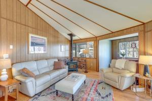 Fotografie z fotogalerie ubytování Mountaintop Mars Hill Cabin with Wraparound Deck! v destinaci Swiss