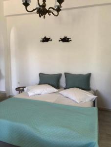 una camera da letto con un grande letto con due cuscini di FYKIA HOUSE a Naoussa