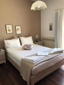 - une chambre avec un grand lit et 2 serviettes dans l'établissement FYKIA HOUSE, à Náoussa