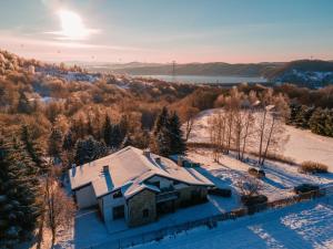 una vista aérea de una casa en la nieve en Anielski Zakątek Solina, en Solina