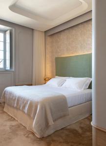 Château de Ferrand في سانت إميليون: غرفة نوم بسرير ابيض كبير ونافذة