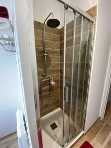 a shower with a glass door in a bathroom at Studio lumineux de 35m2 au cœur de Solesmes in Solesmes
