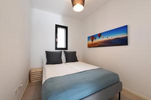 Una cama o camas en una habitación de Sans Souci 2