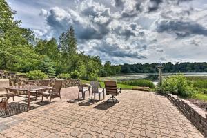 un patio con mesa y sillas junto a un río en Private Family Lakefront Retreat with Beautiful View, en Spicer