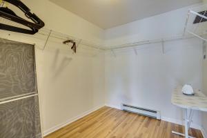 um quarto com paredes brancas e piso em madeira em Freeville Home with Covered Porch Near Cayuga Lake! em Freeville