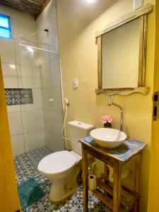 ein Badezimmer mit Toilette und Waschbecken in der Unterkunft Chalés Amarante in Fortim + 34 Fotos