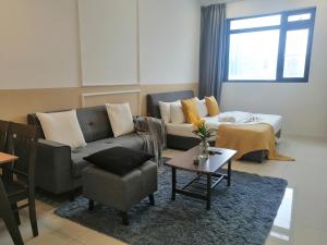 吉隆坡的住宿－Chambers Residence by Grand Royal Suites，客厅配有沙发和桌子