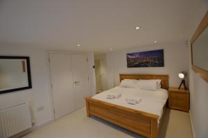 Llit o llits en una habitació de Queens House 2 bed City Centre Apartment - STAYSEEKERS
