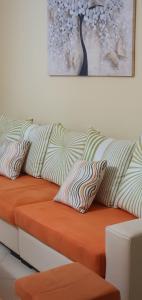 eine Couch mit Kissen darüber in der Unterkunft Apartamenti 204 in Shëngjin
