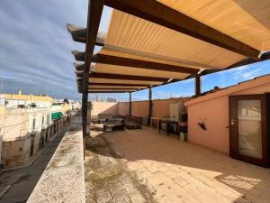eine Terrasse mit Markise auf einem Gebäude in der Unterkunft New home Orizzonte in Ruvo di Puglia
