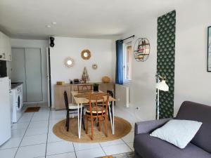 eine Küche und ein Wohnzimmer mit einem Tisch und Stühlen in der Unterkunft Studio avec petit balcon et cheminée - Grand Massif in Les Carroz d'Araches
