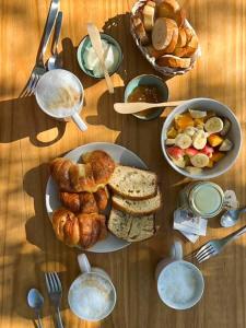 a table with a plate of food with bread and toast at Moraycamp in San Andrés de Giles