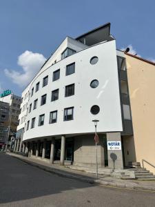 ein weißes Gebäude mit vielen Fenstern in der Unterkunft Next to the Presidential Palace in Bratislava