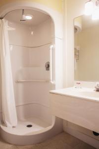 een witte badkamer met een douche en een wastafel bij Willcox Extended Residence Inn and Suites in Willcox