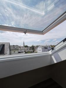 una finestra con vista sulla città di Ferienwohnung Rein a Oberteuringen