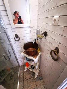 un hombre tomando una foto de un inodoro en un baño en Charming Portuguese style apartment, for rent "Vida à Portuguesa", "Gaivota" Alojamento Local en Portimão