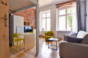 a living room with a couch and a table with chairs at RYNEK Stare Miasto Apartment 4 - Klima Netflix in Wrocław