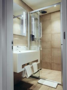 y baño con lavabo y ducha. en ONOMO Hotel Casablanca Sidi Maarouf en Casablanca