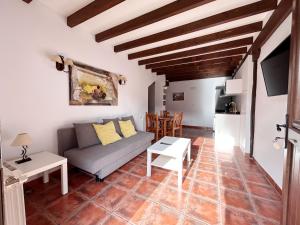 ein Wohnzimmer mit einem Sofa und einem Tisch in der Unterkunft Apartamentos Camino del Norte in Cóbreces