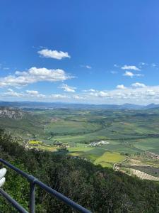 vistas a un valle desde la cima de una colina en HOSTAL DON JAVIER, 